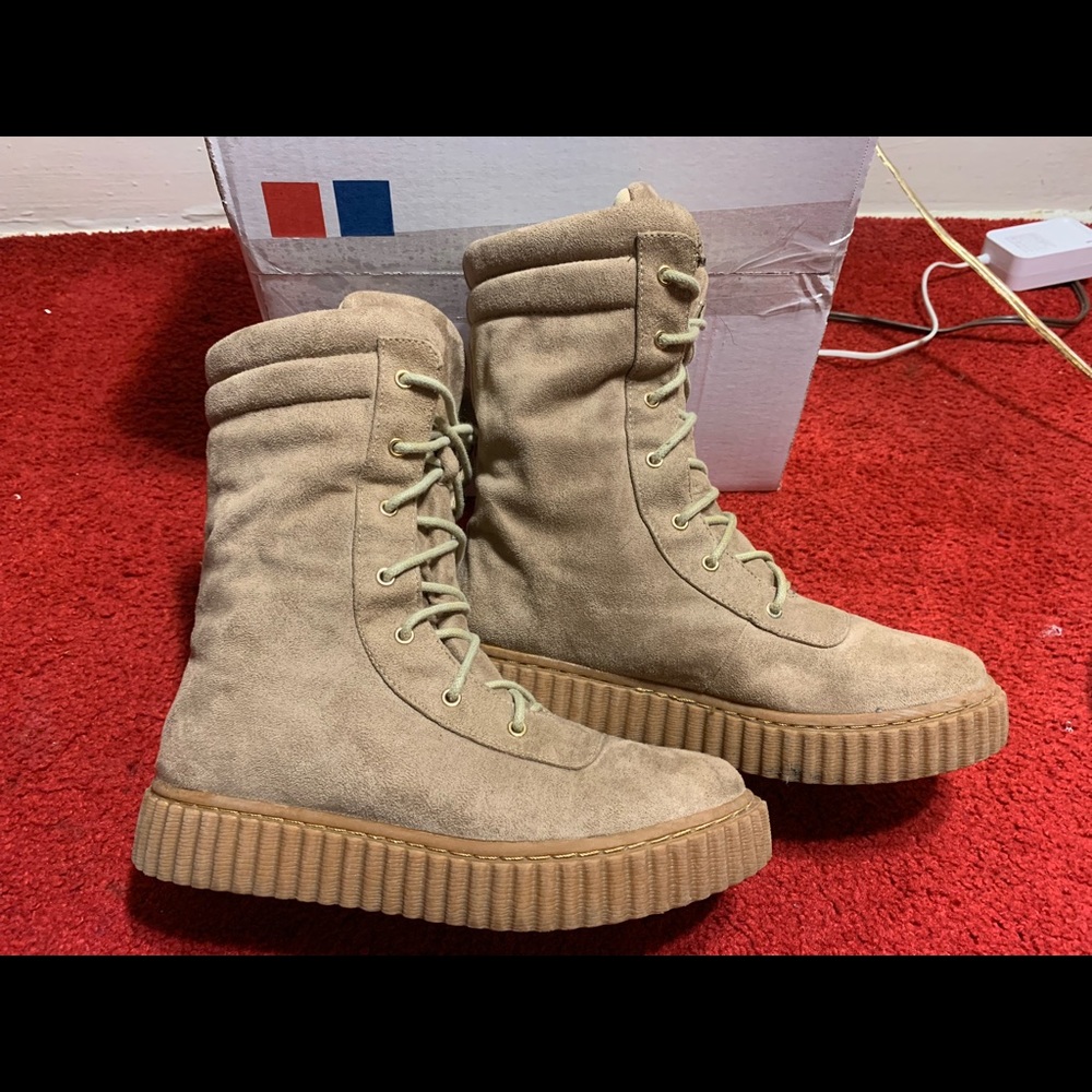 Womens lightweight suade 5 1/2 lace up combat boots. Only worm once